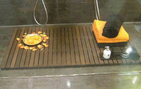 Estrado de madeira para base chuveiro