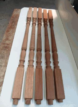 Balaústes torneados em madeira limbali mogno (b)