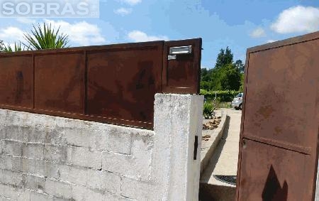 Grade fechada com port�o e caixa de correio